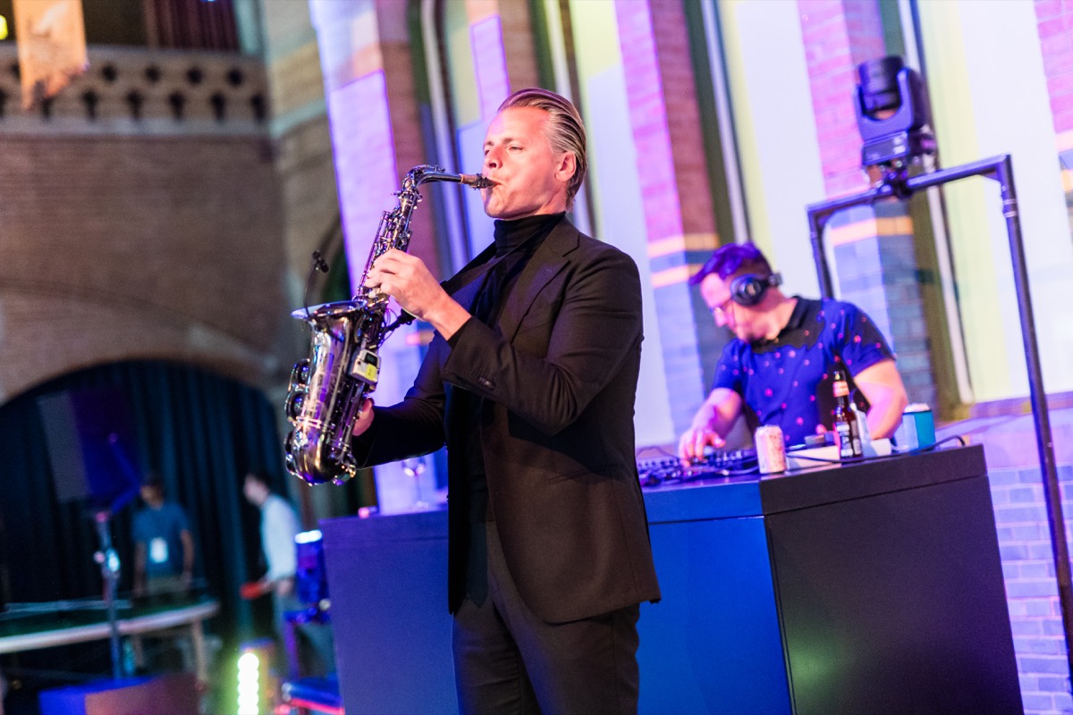 René with a live saxophonist at the GoTo Amsterdam conference party, 2024