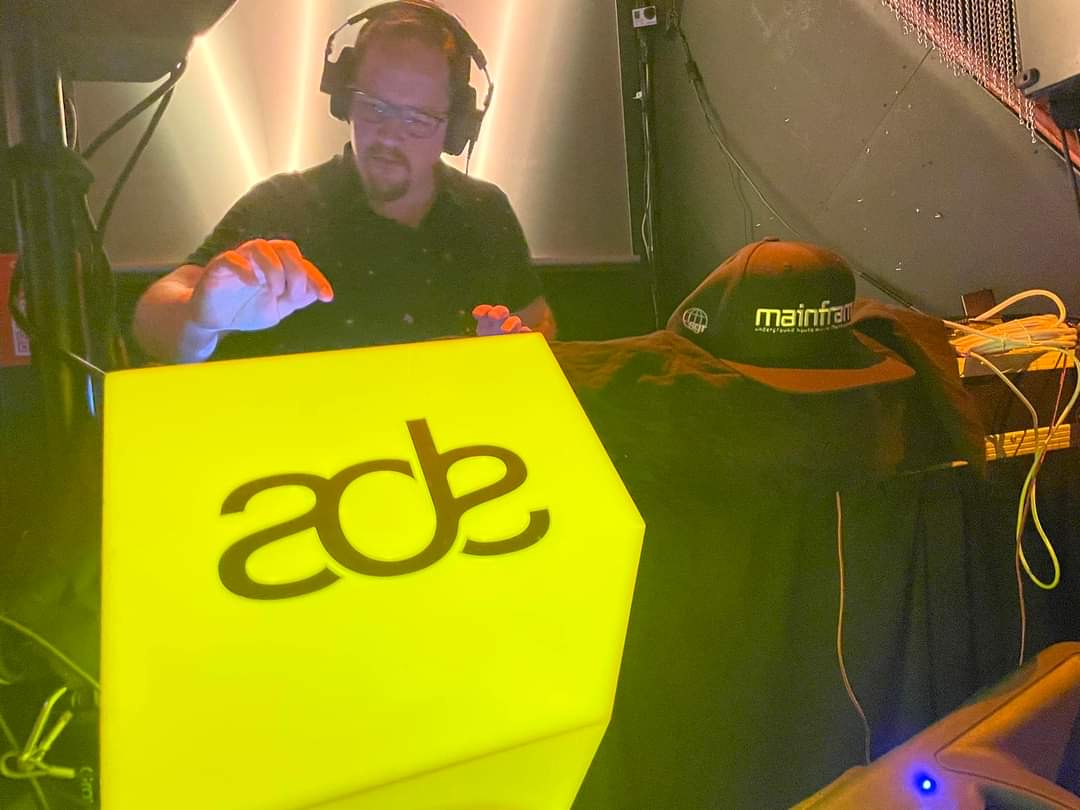 René playing a live set